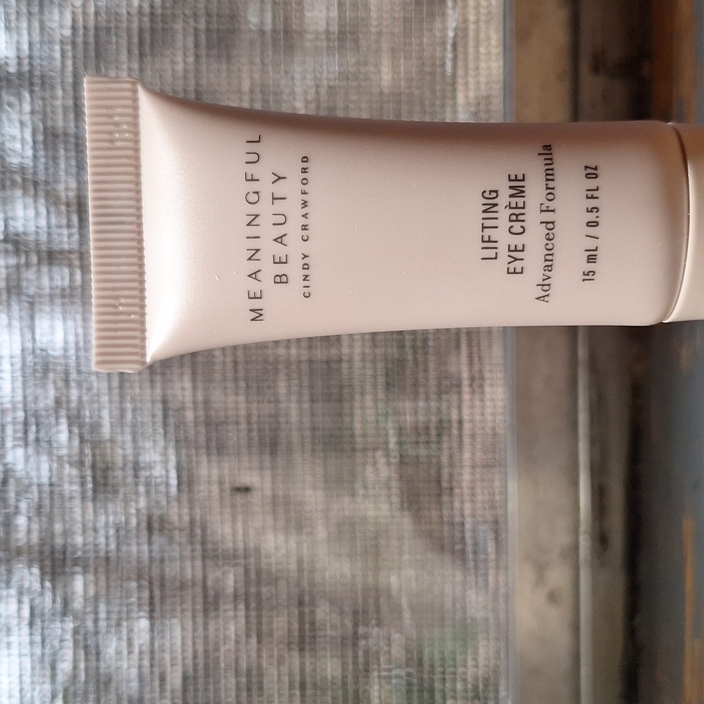 Meaningful Beauty Skincare Collection - Cream and Purple by Cindy Crawford - Picture 10 of 11